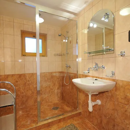 Guest house E&z Eva Hruba Rekreacny Dom 3*